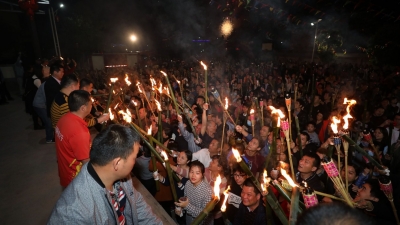 火光绚烂、锣鼓喧天！快来看兴宁星耀村的火把节