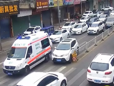 兴宁这位司机为让道救护车故意闯红灯，交警：免罚、点赞！