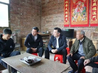 熊锋松到高陂镇走访慰问贫困户