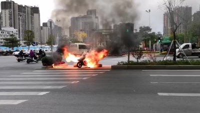 梅州V视丨浓烟滚滚！梅城一摩托车行驶中自燃，几分钟就烧成废铁