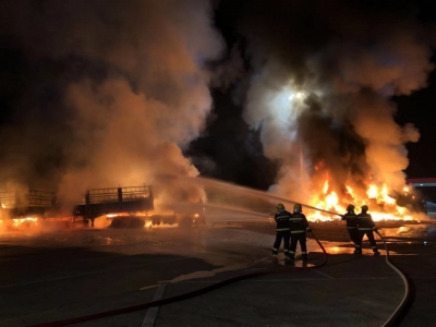 今晨，济广高速平远服务区两货车突然起火，火势凶猛4小时方扑灭