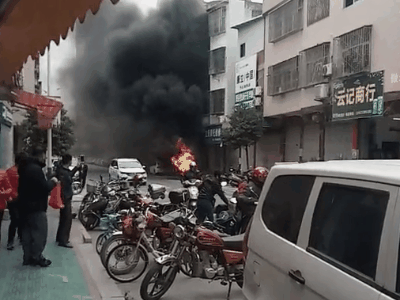 浓烟滚滚！丰顺汤坑一摩托车自燃，只剩车架…