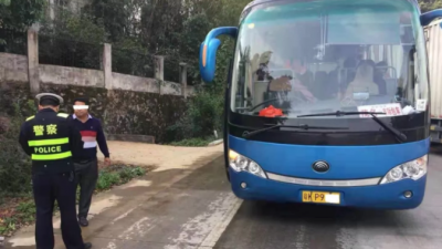 见春运旅客多，他竟办假证开起大客车，还混进了客运公司…