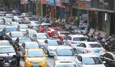 城区多路段“一位难求”！ 2019年梅城停车问题该怎么破？
