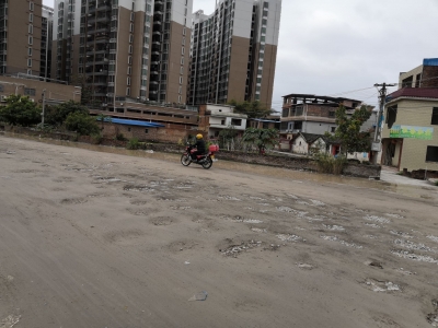 梅县区人民南路便道未硬底化，坑洼颠簸好难走