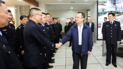 陈敏看望慰问春节坚守岗位值班人员：道声问候 送份祝福 说句嘱托 