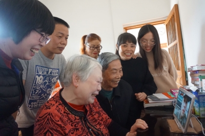 每天唱山歌 日子乐呵呵！感受“最美家庭”李淼安家里特别的年味  