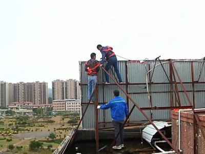 擦亮城市“颜值”！平远集中拆除楼顶违规广告牌