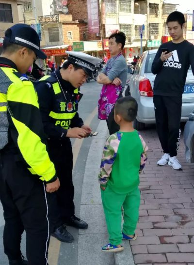 咋回事？大年初三，五华一男童独自站街头哭泣...