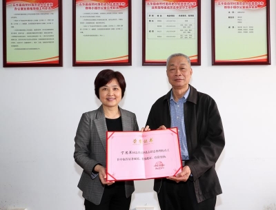 五华为丁思深颁发荣誉证书，还分享了感人故事...