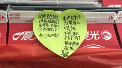 一男子往消防值班室塞一袋神秘物品后撒腿就跑！小编吓了一跳...