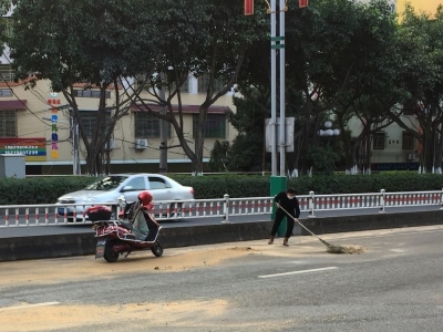 车辆油污洒漏“放倒”多辆摩托车，坐标：梅城梅塘西路