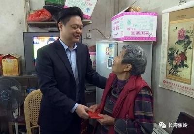 陈伟明到蕉岭横岗村开展春节“送温暖”慰问活动