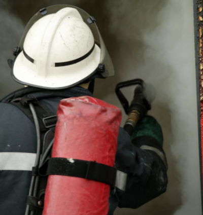 险！货车撞破民房车上3人被困，事发丰顺北斗镇