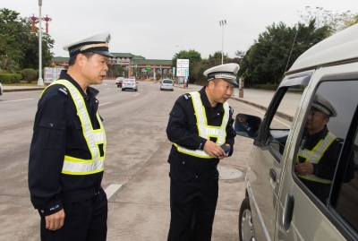 记春节假期坚守一线的工作者：春节我在岗 守护不打烊