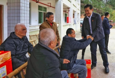 钟光灵率队慰问一线工作人员