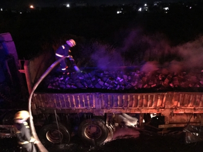 险！汕昆高速丰顺北斗路段一货车突然着火，满载废旧电池...