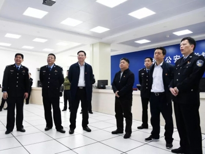 吴晖春节前夕看望慰问一线执勤民警