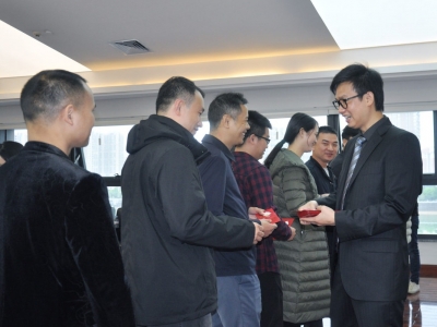 羡慕吗？115科技员工元宵节排队领开工利市！1150元，人人有份