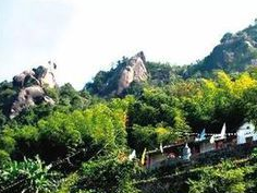 “鸟子石”下园丁美