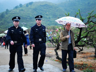 五华潭下桃花节春雨中开幕，民警变身“护花使者”