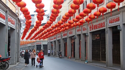 挂上了灯笼、画上了墙绘...梅城老街的浓郁古韵唤起了老城记忆