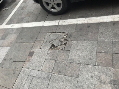 梅城这个路段地砖破损成“大花脸”，行人路过“步步惊心”