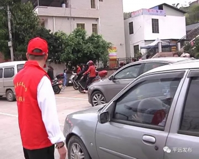 助力创文！平远县组织家长志愿者维持交通秩序