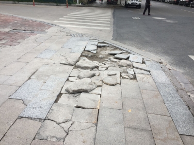 梅城这条人行道“毁容”严重！市民盼修复