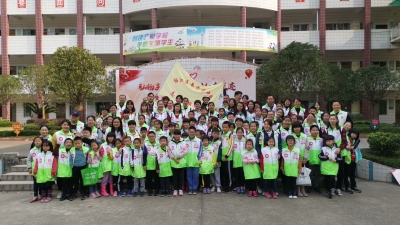 今天，这60组“新家庭”手牵手在梅江区种下一片“绿”