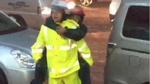 梅州V视丨大雨中的温情！五华交警蹚水解救被困群众