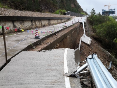 惊险！梅县丙村一路段突然坍塌，所幸的是...