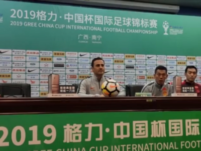 卡纳瓦罗亮相中国杯新闻发布会：释疑身份、谈中国杯与世界杯