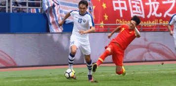 韦世豪飞铲对手致骨折遭恒大重罚：停赛1个月，视情况决定是否开除