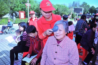 “博爱·人人行”宣传公益活动走进蕉岭，为群众送上健康大礼包