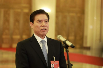 商务部长钟山谈中美贸易磋商：达成协议需双方相向而行