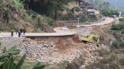 完工不到百日的村道挡土墙却垮塌了！村民质疑...