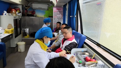 大雨难凉热情！这家公司33名员工聚集到梅城一辆献血车里...