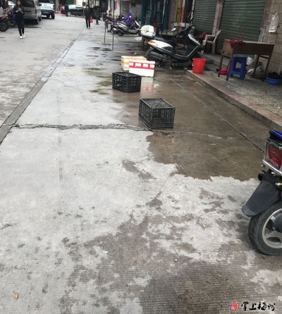 雪糕桶、水泥墩、塑料箱...百般物件“上阵”占道！学生放学须“绕桩”