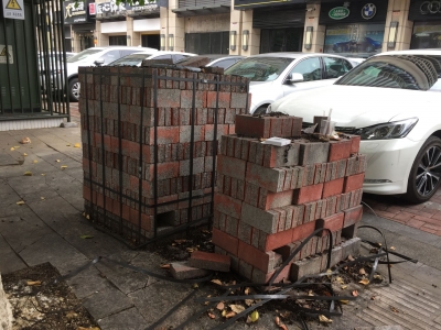 无人认领无人管！红砖“顽固霸占”梅城这条人行道三年了