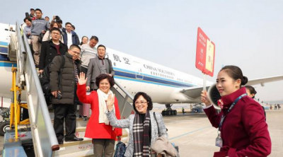 万米高空热议创新，关注民生！首批住粤全国政协委员抵京