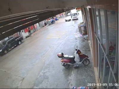 视频曝光！摩托撼货车！事发五华长布镇...