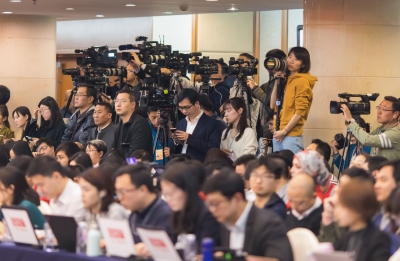 汪洋看望参加全国政协十三届二次会议报道的新闻工作者