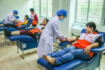 用血紧张，他们齐齐挽袖献爱心