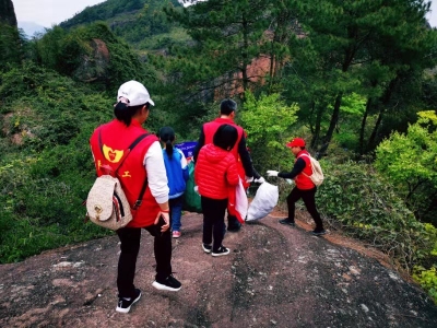 赞！为了“精致小城”绿色常在，平远的他们做起了南台山的“清道夫”