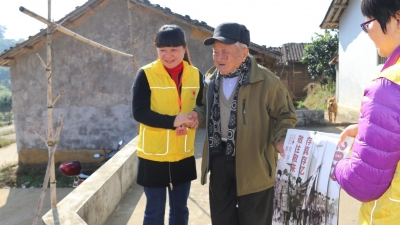 她把村民当成亲人，亲人吃“醋”了！她是...