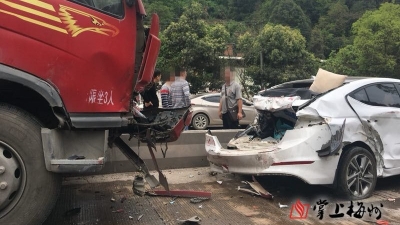 5车连撞，现场一片狼藉！事发今天中午205国道梅县白渡路段