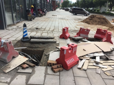 你被“坑”过吗？梅城一小区店铺门口“满目疮痍”