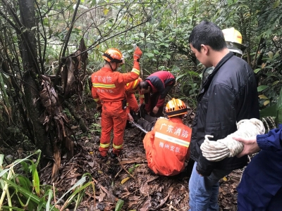 丰顺男子上山挖笋不慎摔落山腰...