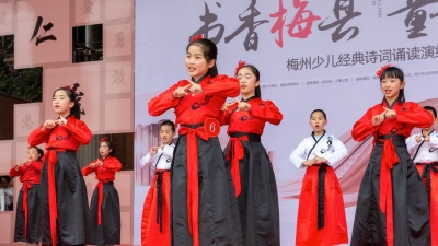 来看，萌娃诵读演绎经典诗词！这场PK自带“中国风”